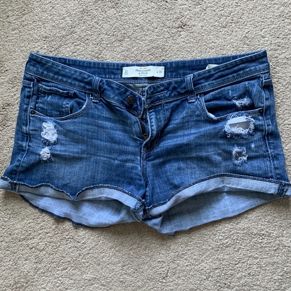 Abercrombie & Fitch low rise denim distressed shorts. Size 30/10.